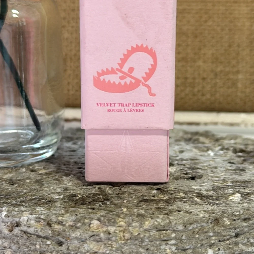 Jeffree Star Velvet Trap Lipstick in Ranch Girl‎